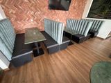 une table et des bancs dans un coin d'un restaurant