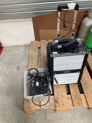 une machine posée sur une palette dans un garage