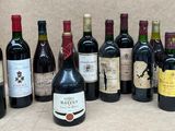 plusieurs bouteilles de vin sont alignées sur une table