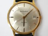 une montre-bracelet en or avec un bracelet en cuir noir