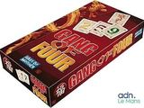 la boîte contient des cartes à jouer et un jeu de cartes