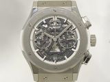 une photo d'une montre-bracelet avec un bracelet blanc