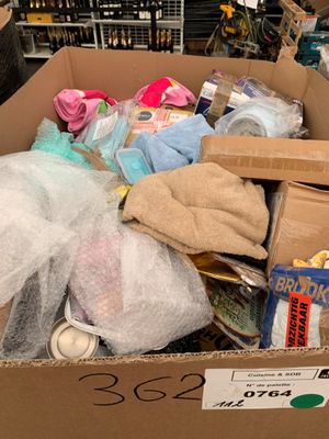 une boîte en carton remplie d'articles dans un magasin