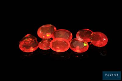 quelques lumières rouges brillent dans l'obscurité sur une surface noire