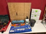 une table sur laquelle se trouvent plusieurs objets