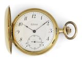 une image représentant une montre de poche au boîtier en or sur fond blanc