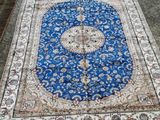 un tapis bleu et blanc posé par terre à côté d'une borne d'incendie