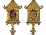 une paire de supports d'horloge en laiton ancien, ornés chacun d'une image représentant un homme et une femme