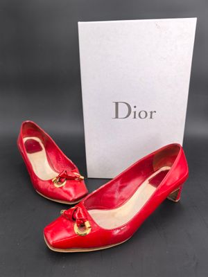 Escarpins rouges Christian Dior avec des détails dorés