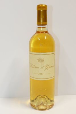 une bouteille de vin posée sur une table