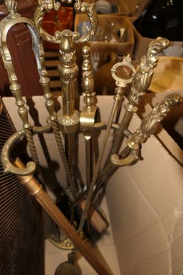 un tas de vieux objets en métal dans un vase posé sur une table