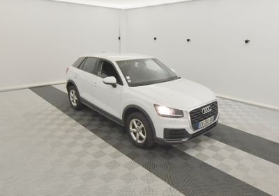 Le SUV Audi blanc est garé dans un garage bien entretenu.