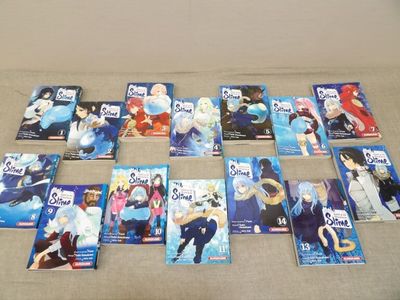 beaucoup de livres sur les anime qui traînent sur le canapé