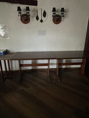 une table en bois sur laquelle sont posées deux lampes, dans une pièce