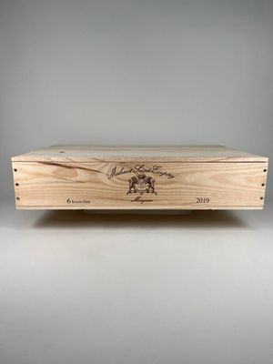 un gros plan d'une boîte en bois sur laquelle figure un dessin