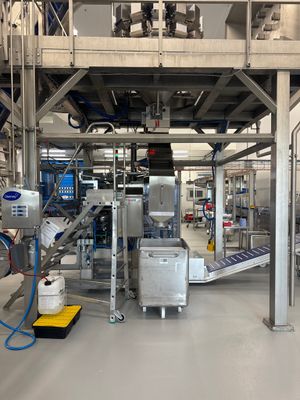 une machine qui fonctionne sur un tapis roulant dans une usine