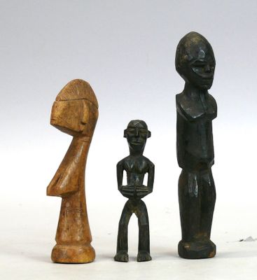 Trois statuettes en bois, l’une à patine naturelle, deux à p…