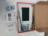 une boîte contenant un écran, une télécommande et d'autres objets