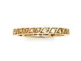 une bague en or jaune avec un diamant serti au centre