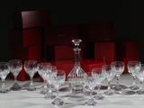 plusieurs verres à vin et une carafe posés sur une table