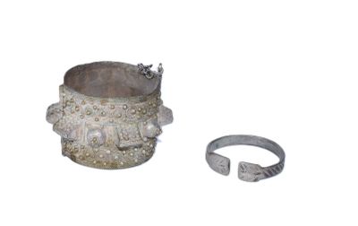 une photo d'une bague en argent et d'une bague en argent
