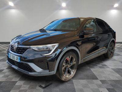 un 4x4 noir garé dans une pièce au sol en damier