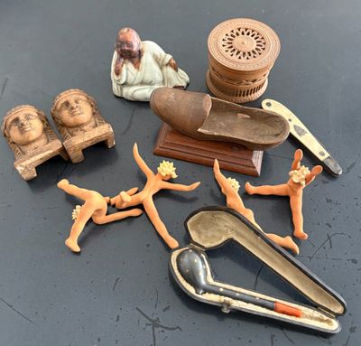 de nombreux objets différents posés sur une table