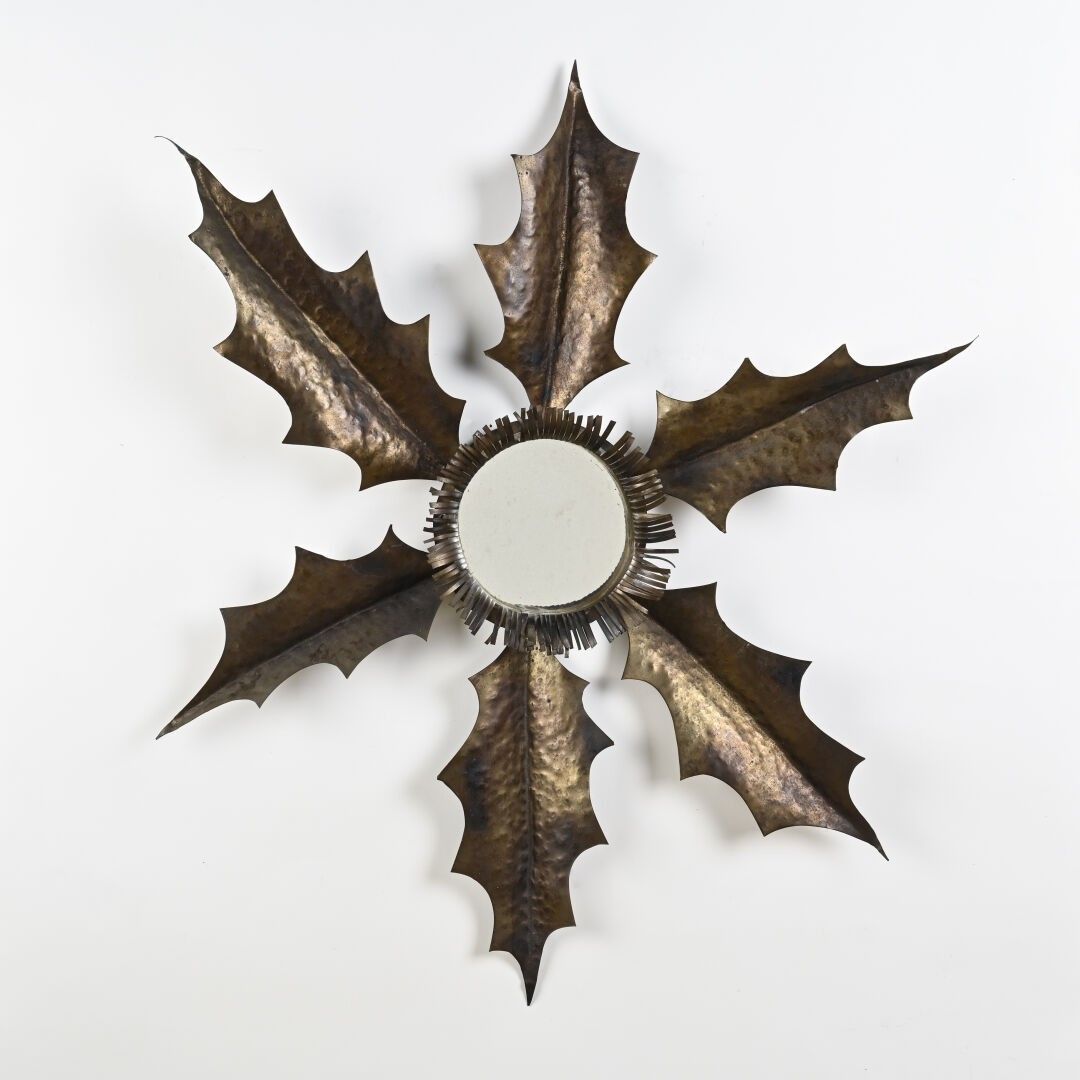 Dans l'esprit de Jean VINAY (1907-1978) Grand miroir murale à pourtour orné de grandes feuilles et de petits psitille...