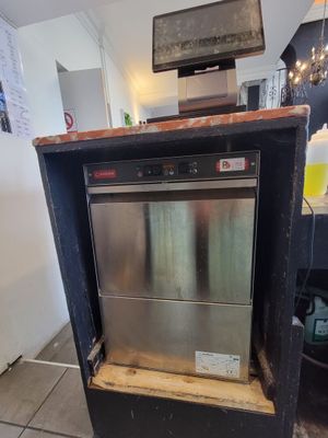 une photo d'un lave-vaisselle installé dans une cuisine