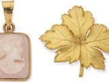 deux pendentifs en or représentant une femme et une feuille