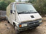 une camionnette sale garée sur le bord de la route