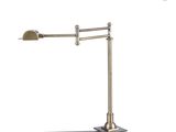 une image représentant une lampe posée sur une table en verre