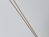 Gros plan sur un collier en or orné d'une croix