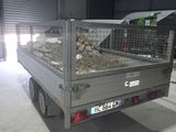 un camion équipé d'une cage à l'arrière