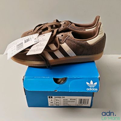 une paire de chaussures qui se trouve sur le dessus d'une boîte