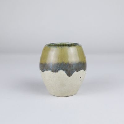 gros plan d'un vase sur une surface blanche