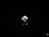 gros plan d'un diamant vert sur une surface noire
