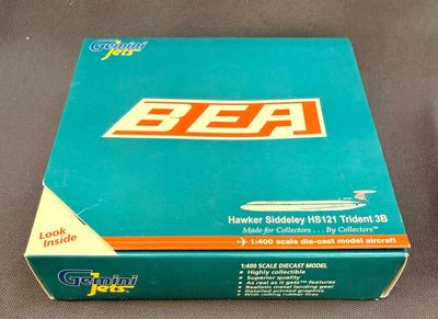 une photo d'un carton de bière posé sur une table