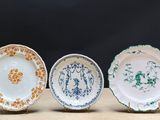 trois assiettes sont posées sur une table avec un fond noir