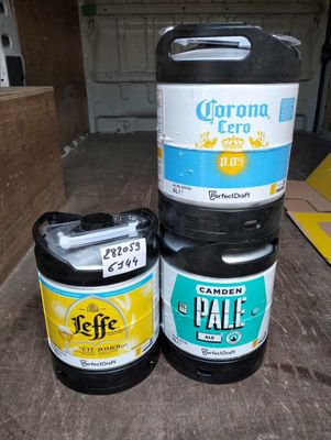 trois fûts de bière posés les uns à côté des autres sur une table