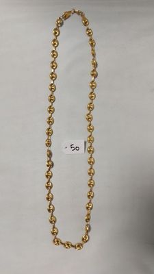 un collier en or avec une chaîne à maillons ronds sur fond blanc