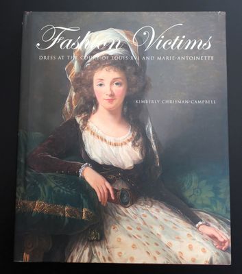 un livre avec la photo d'une femme en robe blanche