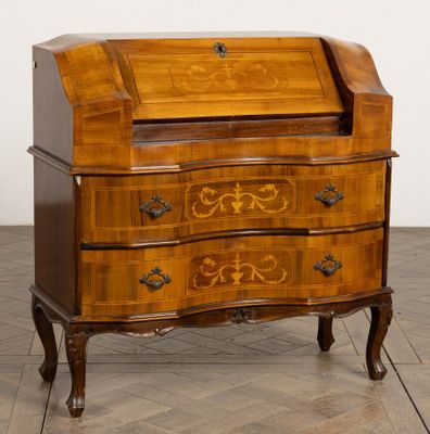 une image d'un bureau en bois avec des tiroirs et des tiroirs dessus