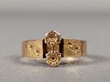 l'image d'une bague en or ornée d'une croix
