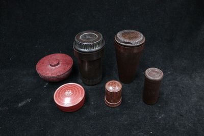 Ensemble en Bakélite comprenant une boîte ronde Armor, boîte… - Photo 1