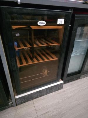 une cave à vin placée derrière une porte vitrée