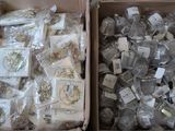 deux boîtes remplies d'objets de toutes sortes posées sur une table