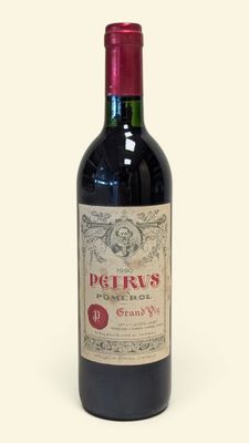 une bouteille de vin posée sur une table