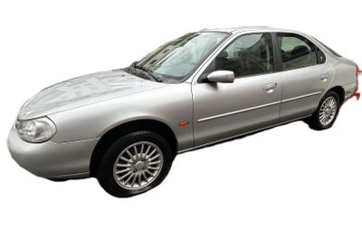 La voiture argentée est garée sur le bord de la route.