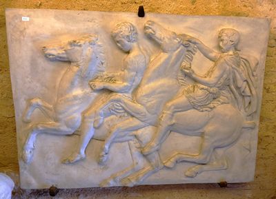 Grand bas-relief en pierre reconstituée à décor de chevaux e… - Photo 1